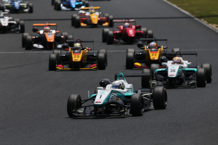 25周の決勝レースがスタートした