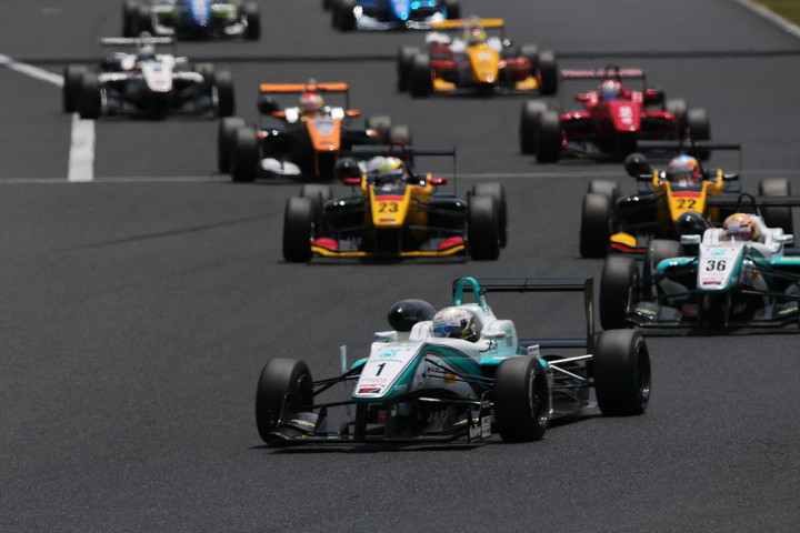 25周の決勝レースがスタートした