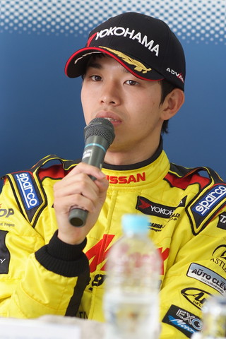 決勝記者会見: 2位の佐々木大樹（B-MAX NDDP F312）