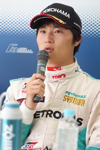 決勝記者会見: 優勝の山下健太（PETRONAS TOM'S F314）