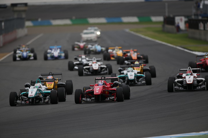 14周の決勝レースがスタートした