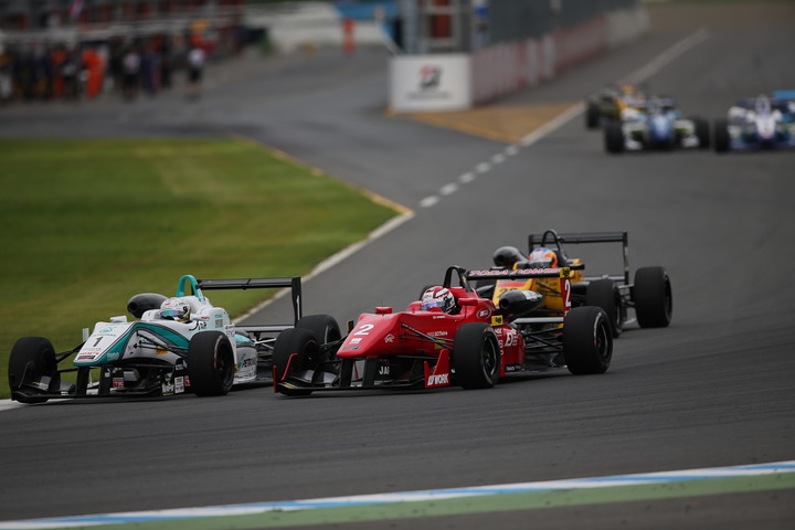 スタート直後の1コーナーで勝田貴元が清原章太をインからパスしてトップに立つ