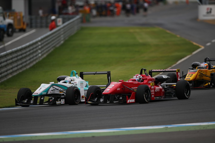 スタート直後の1コーナーで勝田貴元が清原章太をインからパスしてトップに立つ