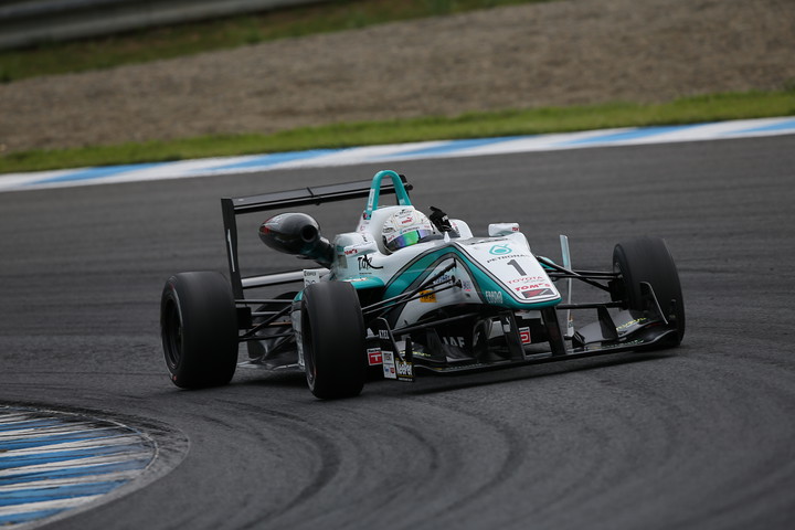 優勝してガッツポーズの勝田貴元PETRONAS TEAM TOM'S F312）