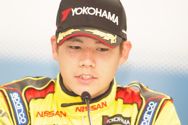 決勝記者会見: 2位の高星明誠（B-MAX NDDP F312）