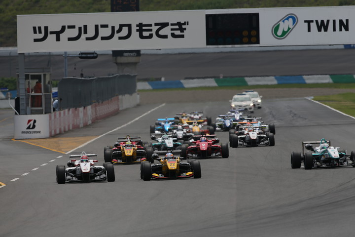 20周の決勝レースがスタートした