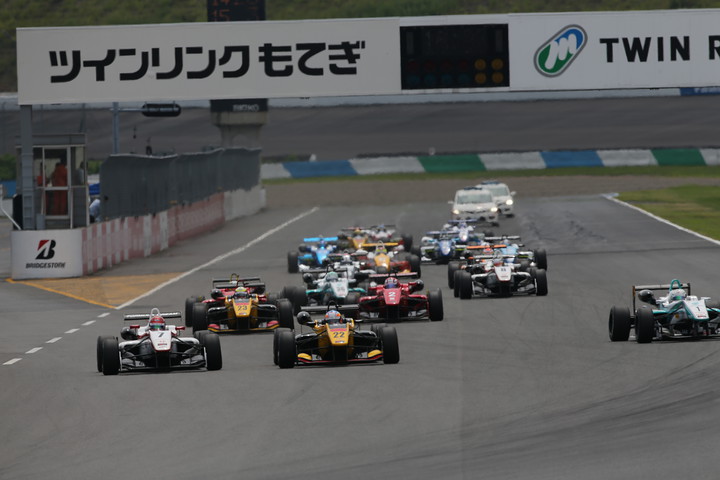 20周の決勝レースがスタートした