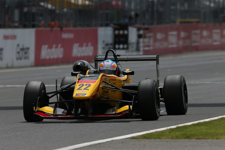 優勝してガッツポーズの高星明誠B-MAX Racing Team with NDDP（）