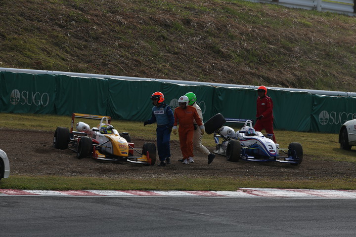 スタート直後の1コーナーで小泉洋史（HANASHIMA RACING）と三浦愛（EXEDY RACING TEAM）がクラッシュ