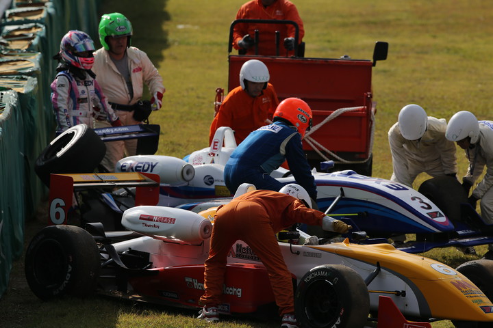 スタート直後の1コーナーで小泉洋史（HANASHIMA RACING）と三浦愛（EXEDY RACING TEAM）がクラッシュ