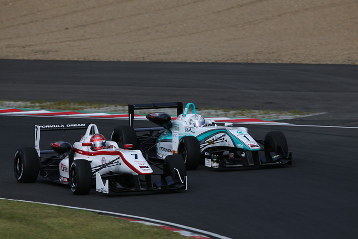 リスタート直後、勝田貴元（PETORONAS TEAM TOM'S)が松下信治（HDFP RACING）の前に出るが