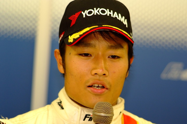 決勝記者会見: 優勝は松下信治（HFDP RACING）