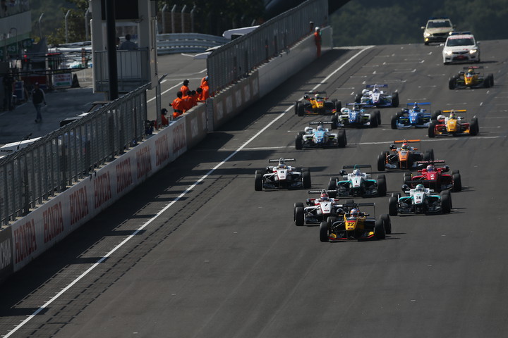 25周の決勝レースがスタートした