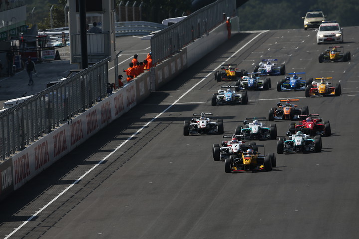 25周の決勝レースがスタートした