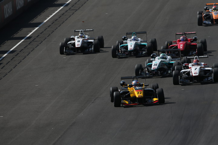 25周の決勝レースがスタートした