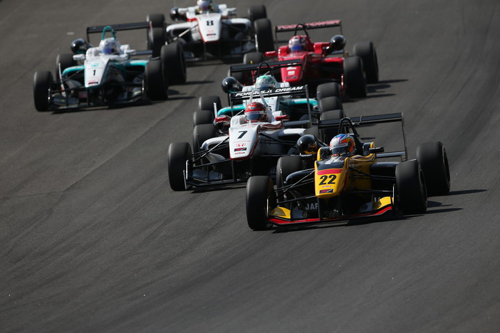 25周の決勝レースがスタートした