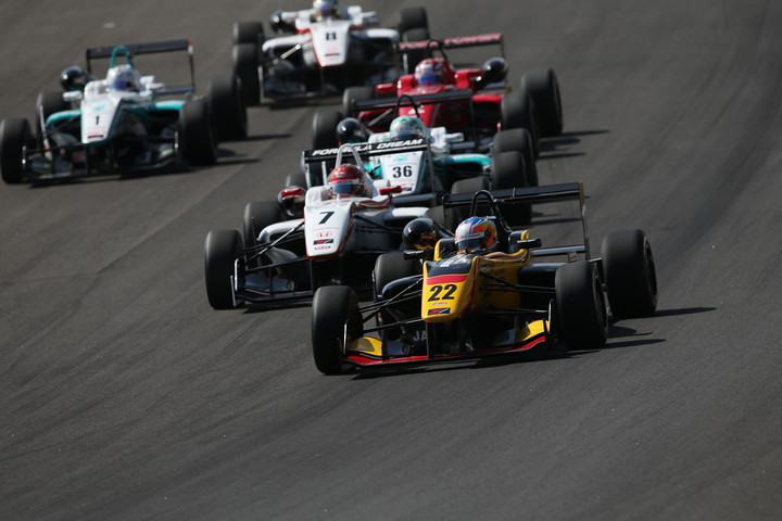 25周の決勝レースがスタートした