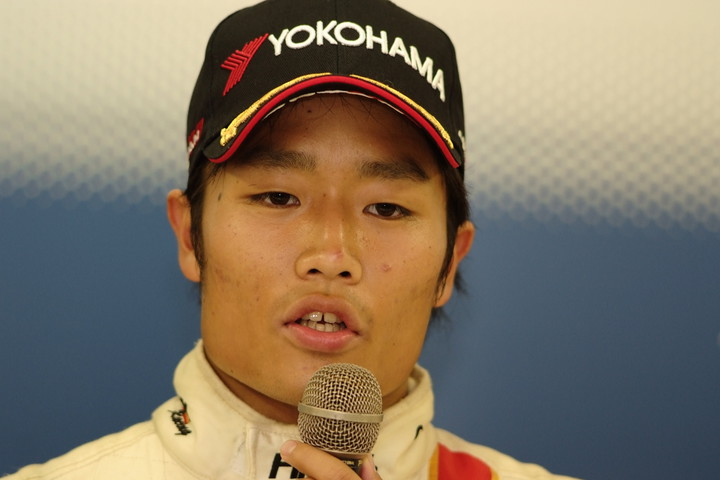 決勝記者会見: 優勝の松下信治（HFDP RACING）
