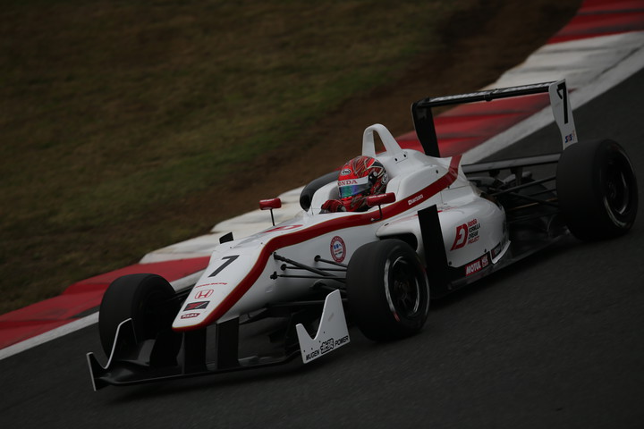 決勝で5位に入りドライバーズチャンピオンを決めた松下信治（HFDP RACING）