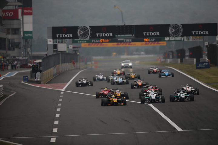 21周の決勝レースがスタートした