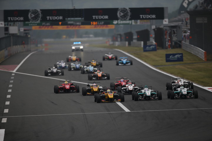 21周の決勝レースがスタートした