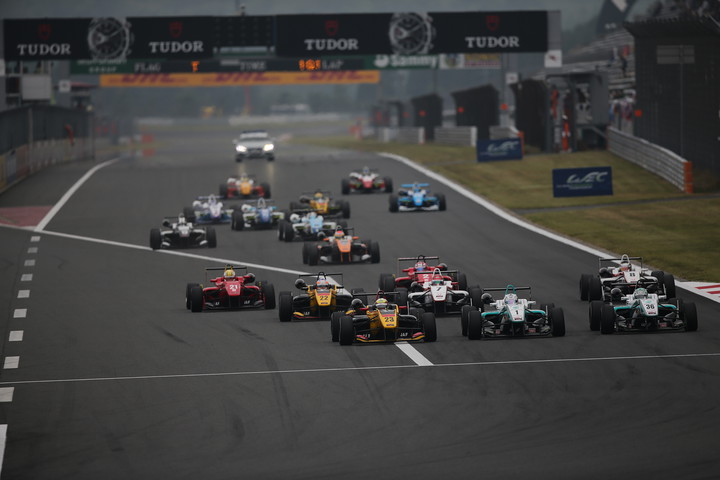 21周の決勝レースがスタートした