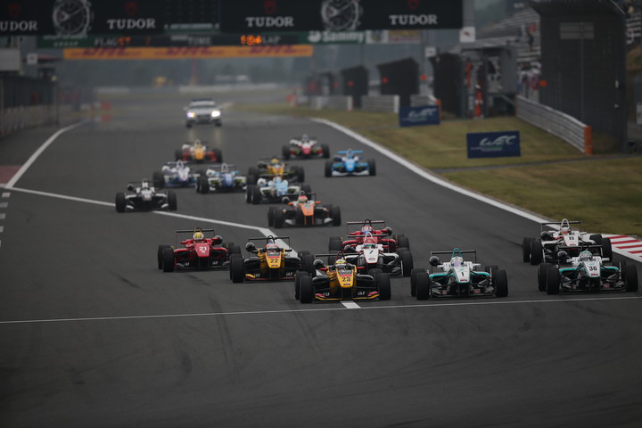 21周の決勝レースがスタートした