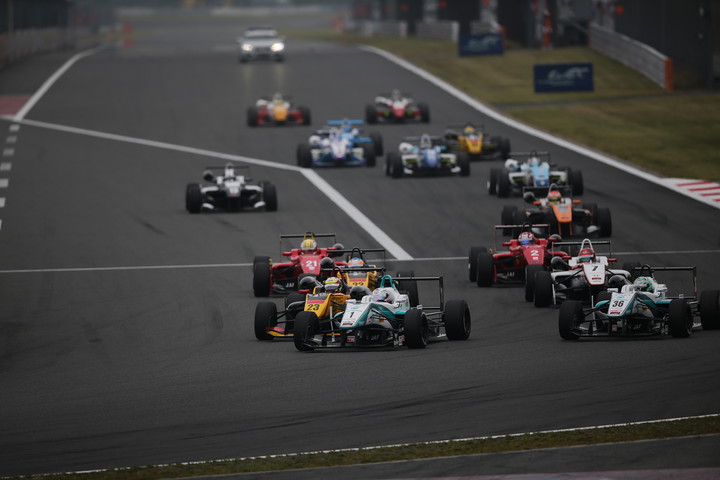 21周の決勝レースがスタートした