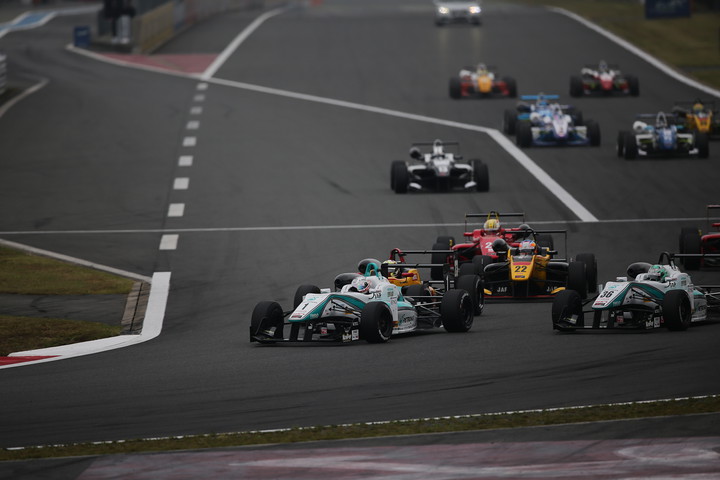 21周の決勝レースがスタートした