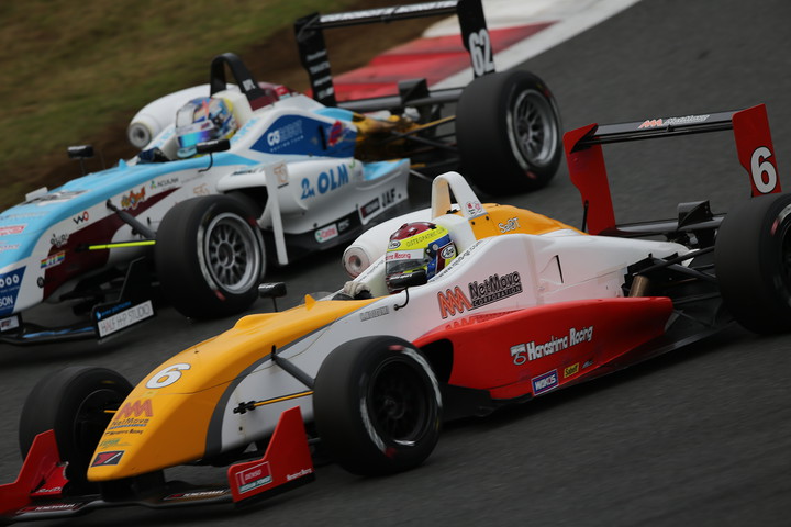 PPの小泉洋史はスタートミスするも久保凛太郎をかわしてトップに躍り出た