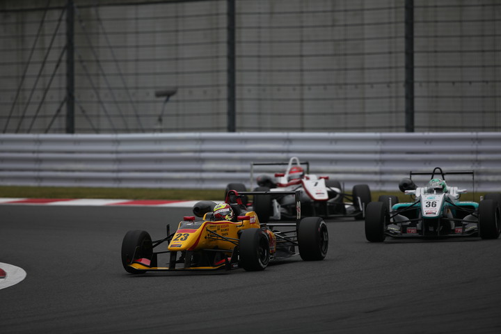 2周目、1コーナーでのトップ争い