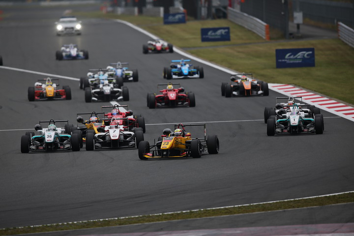 15周の決勝レースがスタートした