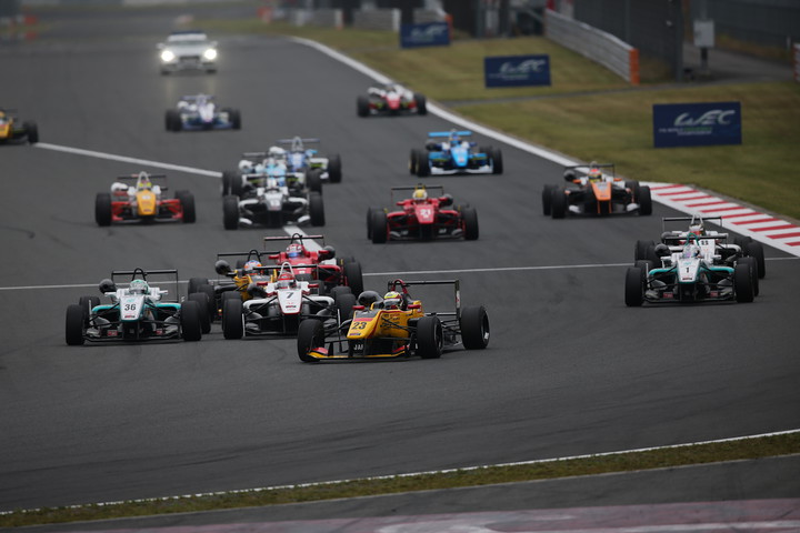 15周の決勝レースがスタートした