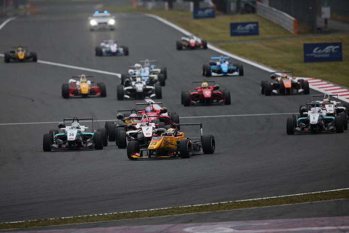 15周の決勝レースがスタートした