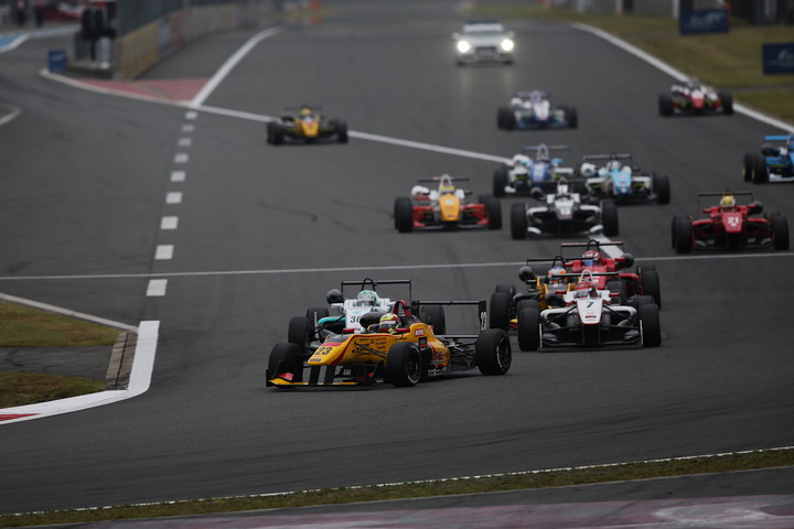 15周の決勝レースがスタートした