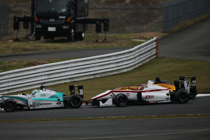 スタート直後、1コーナーでの2位争い