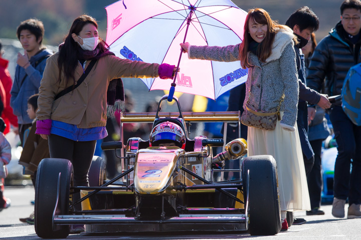 セミファイナル: グリッドについたポールシッターの三笠雄一（美人＆LTVRacing DRP）