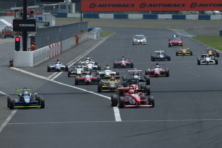 15周の決勝レースがスタートした