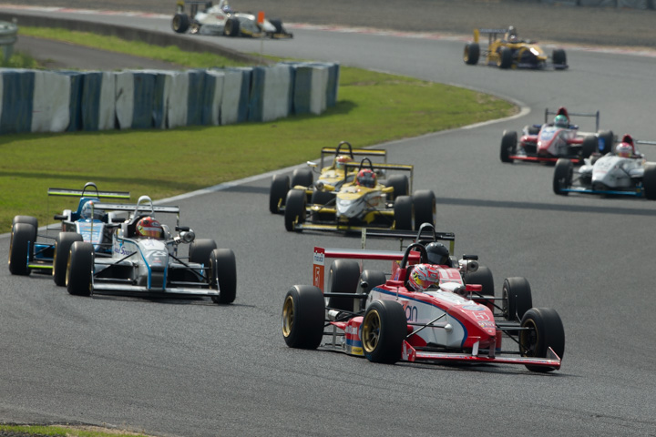 15周の決勝レースが始まった