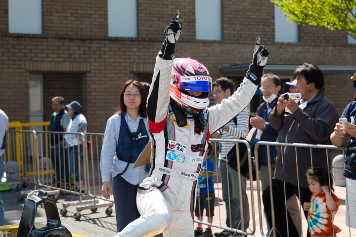 優勝して両手を突き上げる三笠雄一（美人＆LTVRacingDRP）
