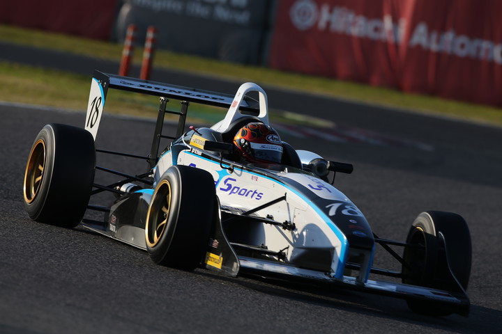 総合のポールポジションはカーボンクラスの平木湧也（SUCCEED SPORTS F108）