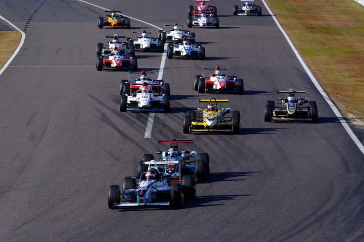 10周の決勝レースがスタートした