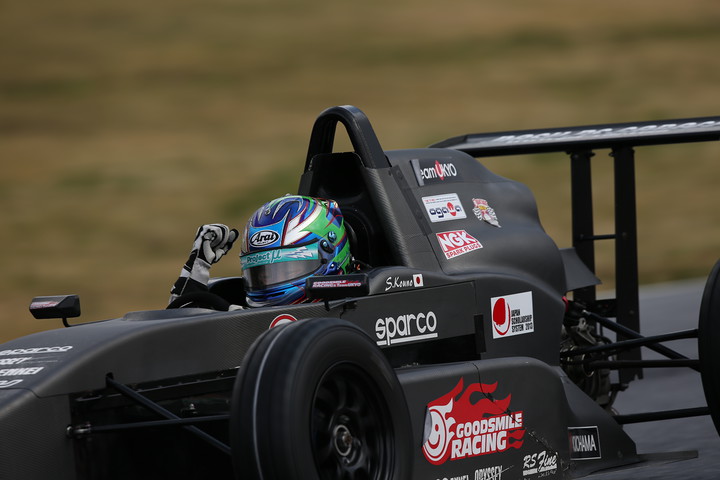 優勝して手を挙げる河野駿佑（RS Fine 10V）