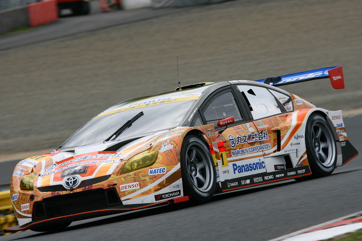 GT300クラスポールポジションは新田守男／嵯峨宏紀組（OGT Panasonic PRIUS）