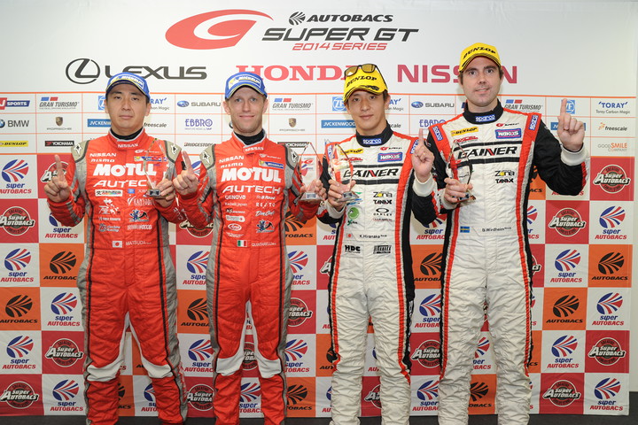 公式予選フォトセッション: 両クラスのポールシッター