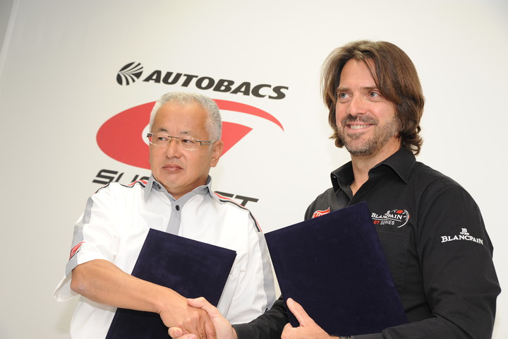 GTA定例記者会見: 握手をするＧＴＡ代表取締役・坂東正明氏とSRO最高経営責任者・ステファン・ラテル氏