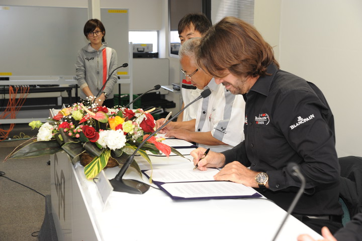 GTA定例記者会見: 署名をするＧＴＡ代表取締役・坂東正明氏とSRO最高経営責任者・ステファン・ラテル氏