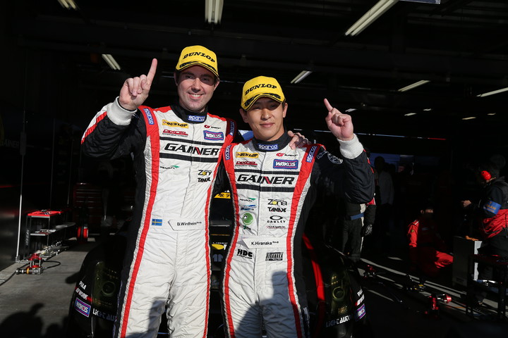 GT300クラスポールシッターの平中克幸／ビヨン・ビルドハイム組（GAINER DIXCEL SLS）