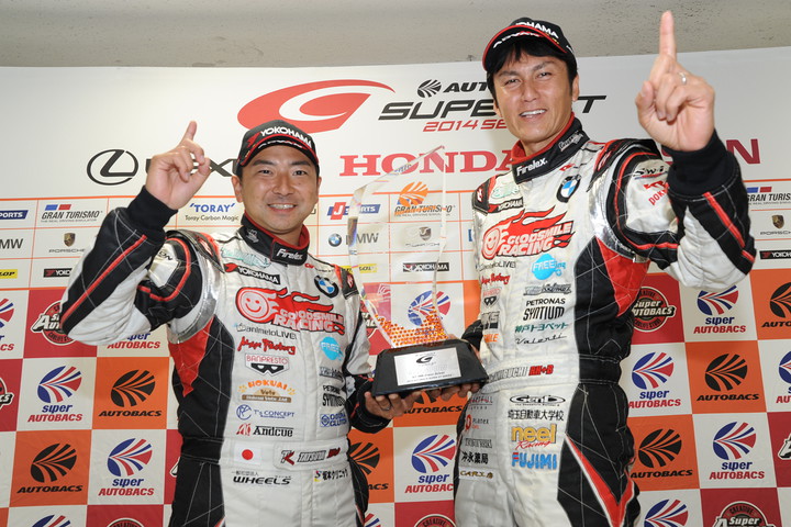 決勝フォトセッション: GT300クラスでドライバーズチャンピオンを獲得した谷口信輝／片岡龍也組（グッドスマイル初音ミクZ4）