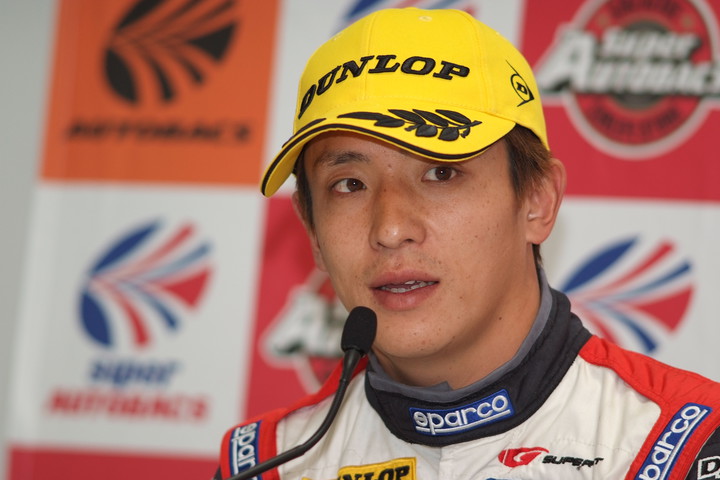 決勝記者会見: GT300クラス優勝の平中克幸（GAINER DIXCEL SLS）